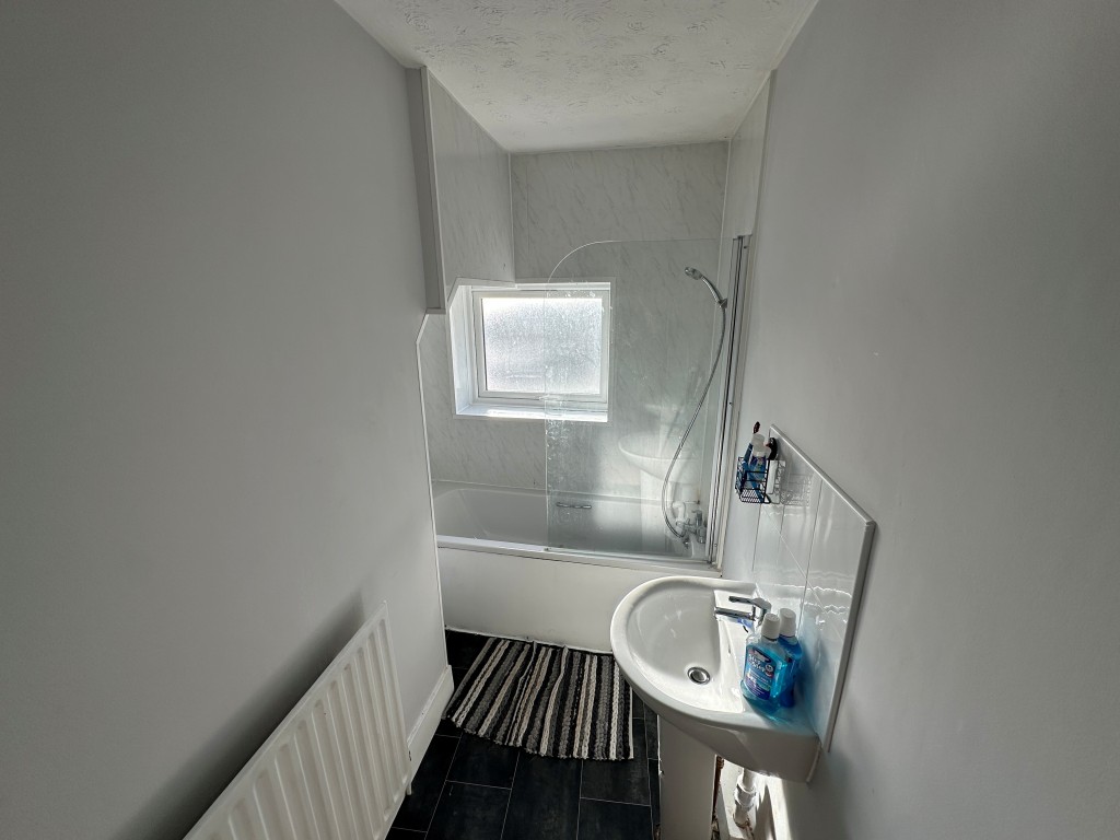 Lot: 66 - FREEHOLD MIXED USE INVESTMENT - Flat 1 Bathroom with Bath with shower over and basin